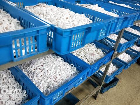 Opbevaringskasser med komponenter på værkstedet